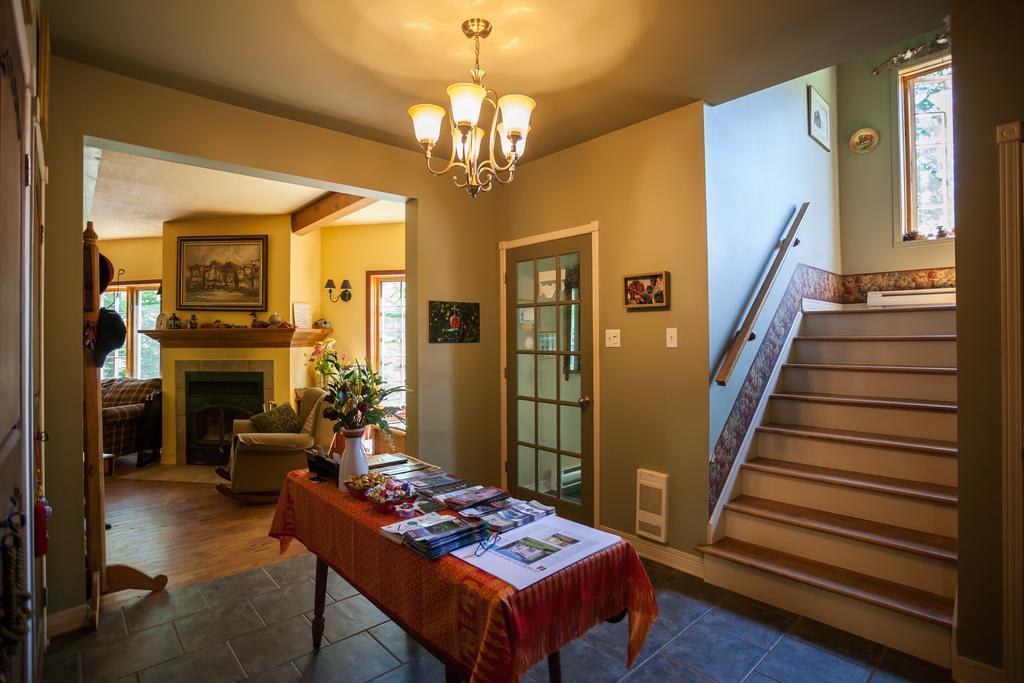 La Chaumiere De L'Anse Bed & Breakfast Mont-Tremblant Exterior photo