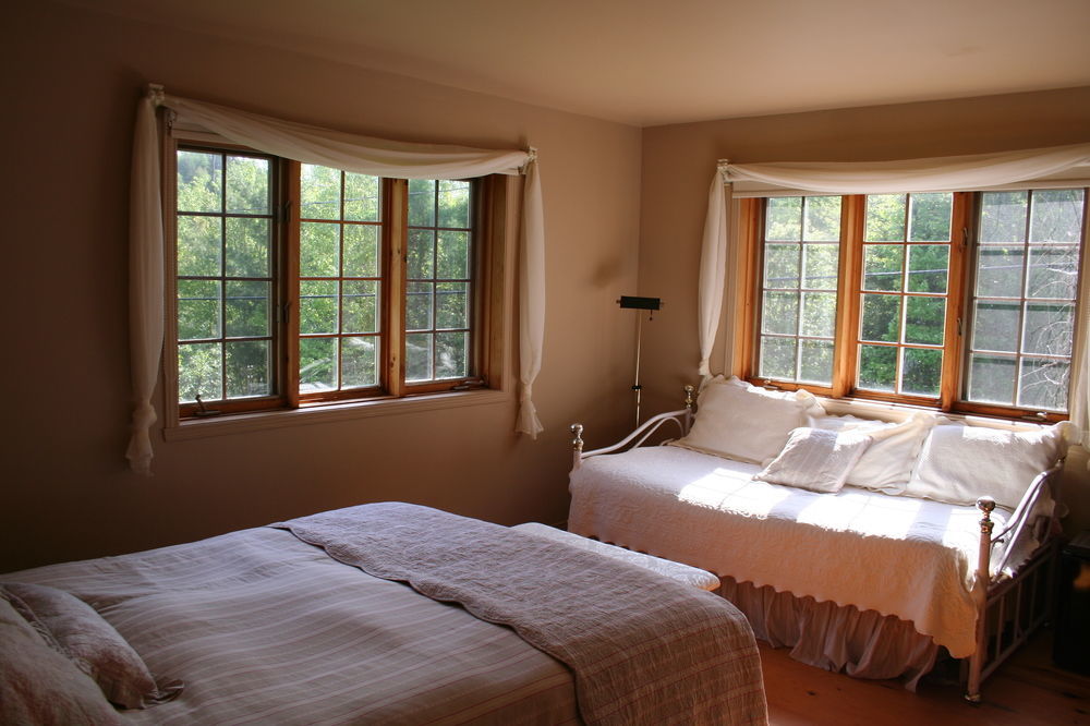 La Chaumiere De L'Anse Bed & Breakfast Mont-Tremblant Exterior photo