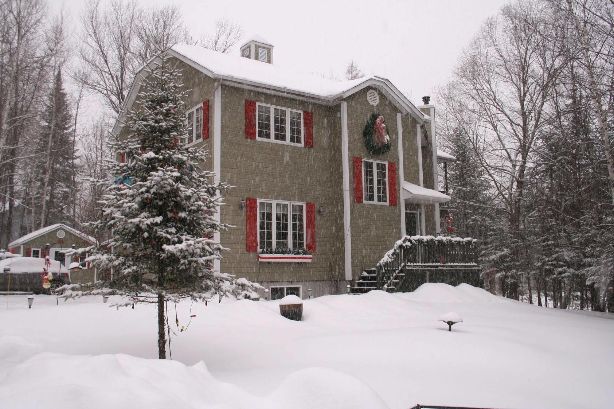 La Chaumiere De L'Anse Bed & Breakfast Mont-Tremblant Exterior photo