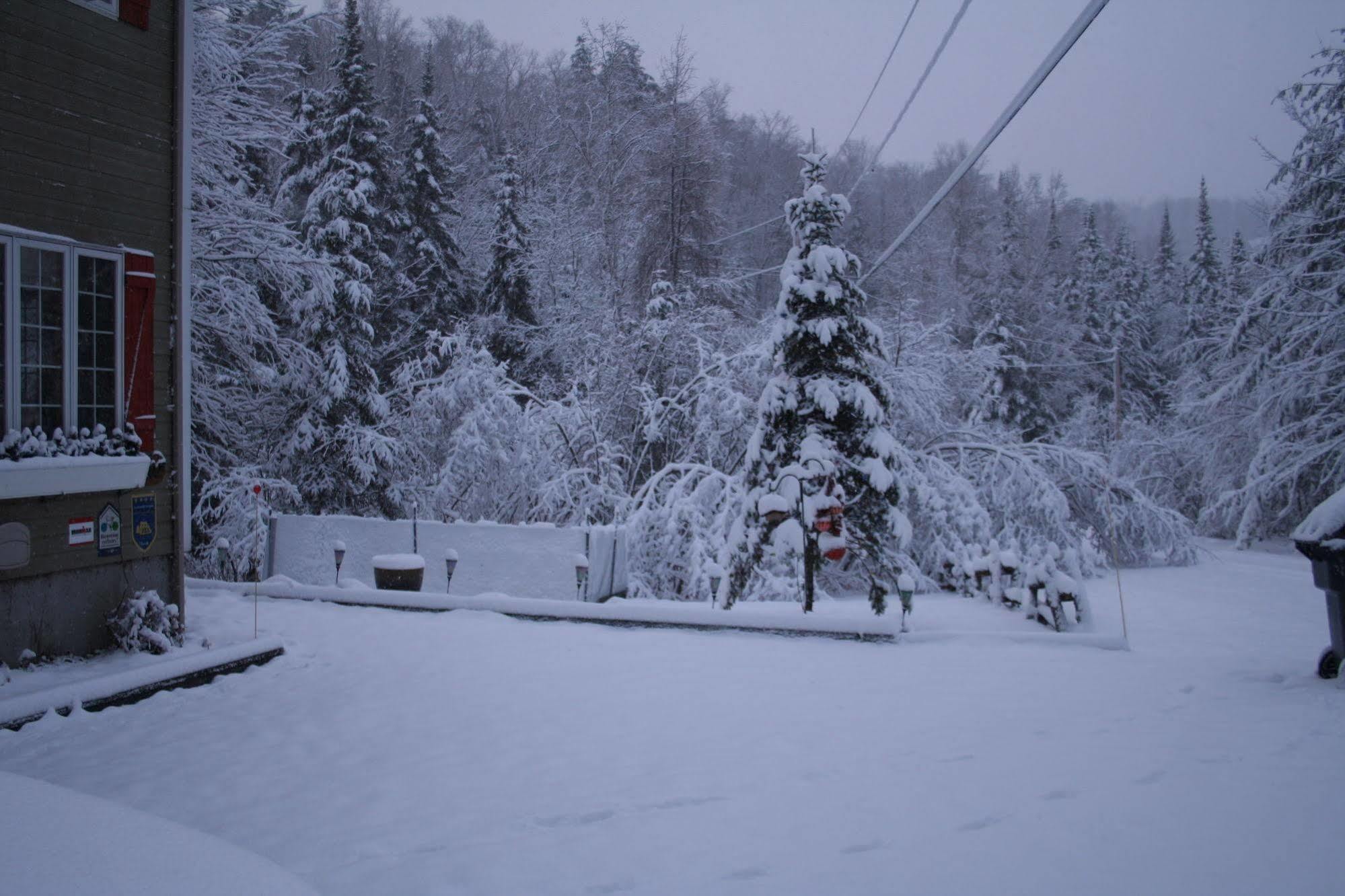 La Chaumiere De L'Anse Bed & Breakfast Mont-Tremblant Exterior photo