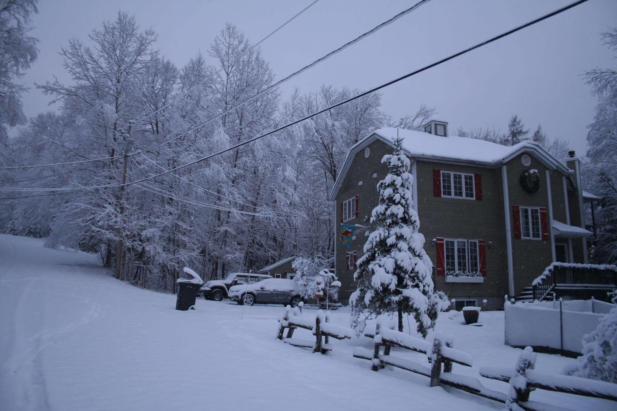 La Chaumiere De L'Anse Bed & Breakfast Mont-Tremblant Exterior photo