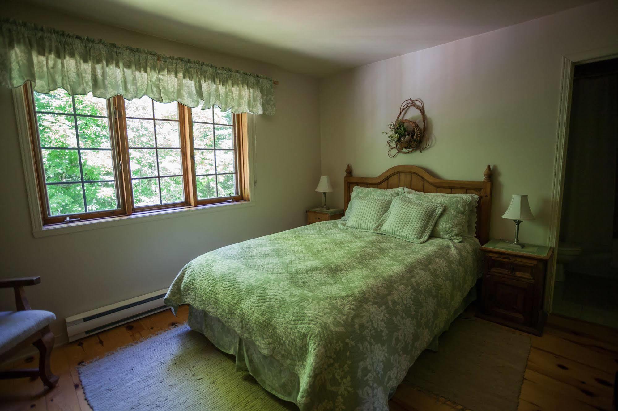 La Chaumiere De L'Anse Bed & Breakfast Mont-Tremblant Exterior photo