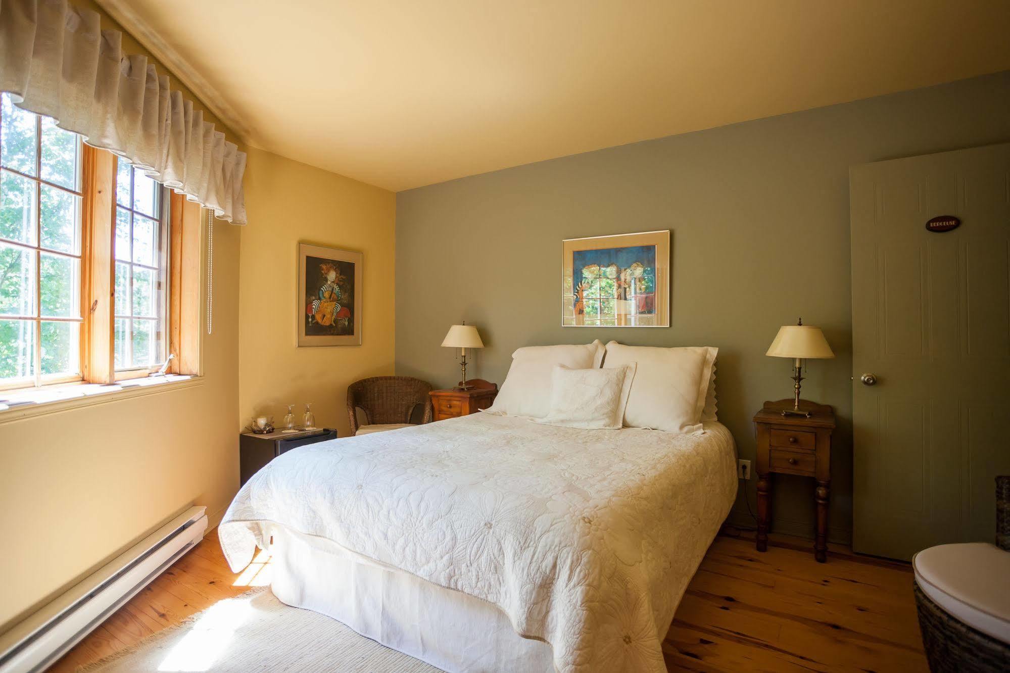 La Chaumiere De L'Anse Bed & Breakfast Mont-Tremblant Exterior photo